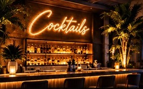 Mise en situation : néon Cocktails au-dessus d'un bar